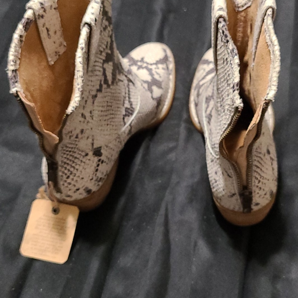 Born beautiful ankle bootie - Picture 3 of 8